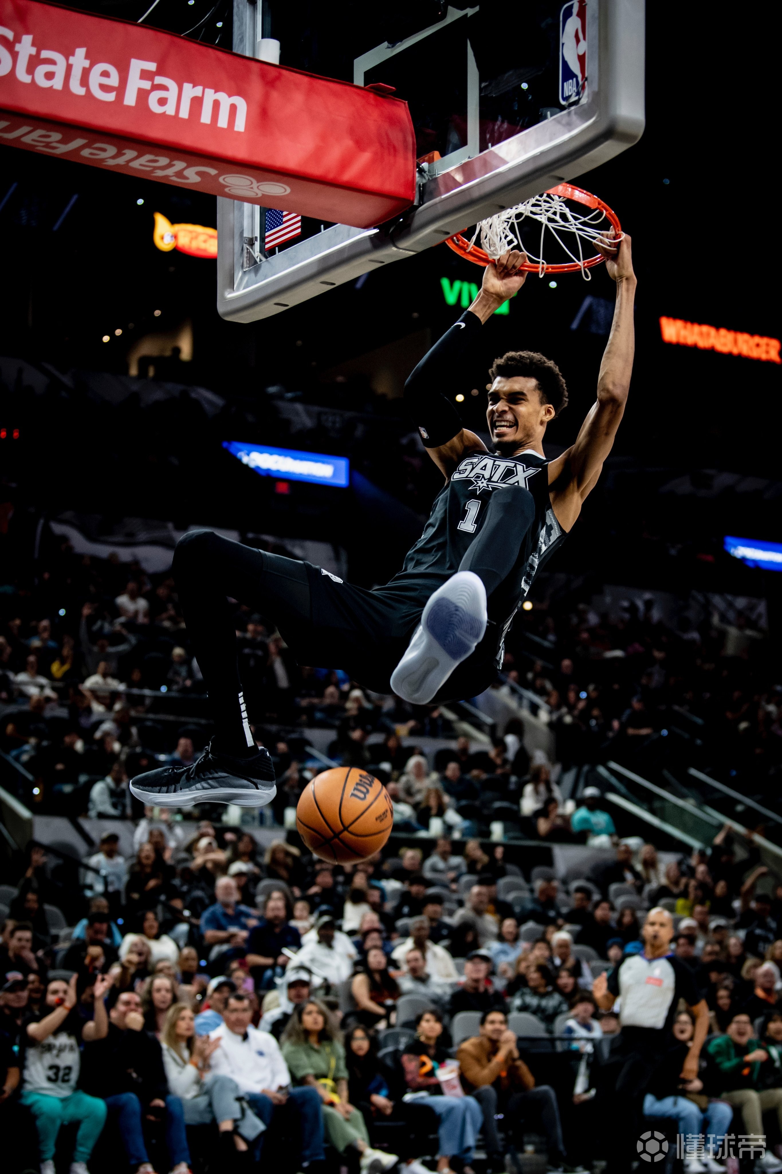 包含马刺队在与中国男篮的对决中展现出强大攻势和精湛技术的词条