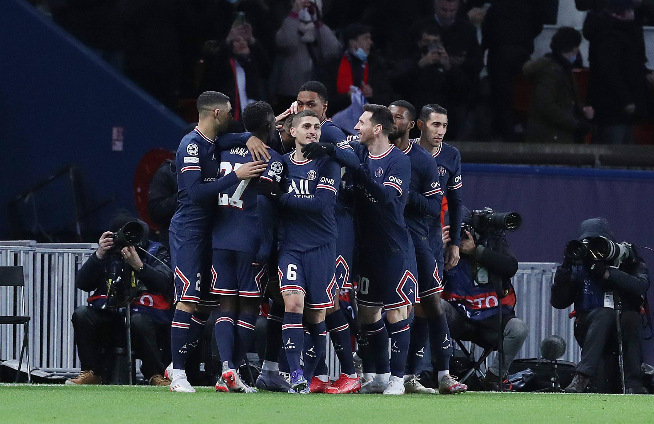 关于巴黎圣日耳曼战胜曼联梅西首次在欧冠中进球，展现超凡实力的信息