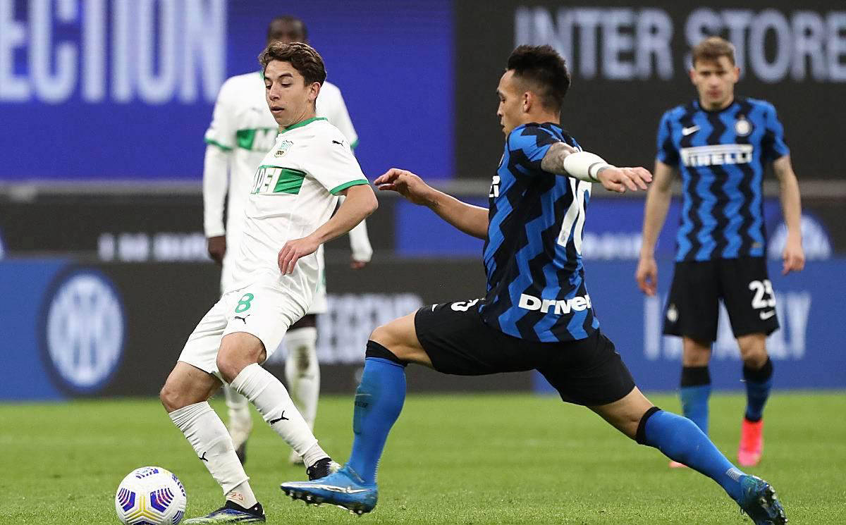 包含萨索洛主场迎战帕尔马，双方形势激烈的词条