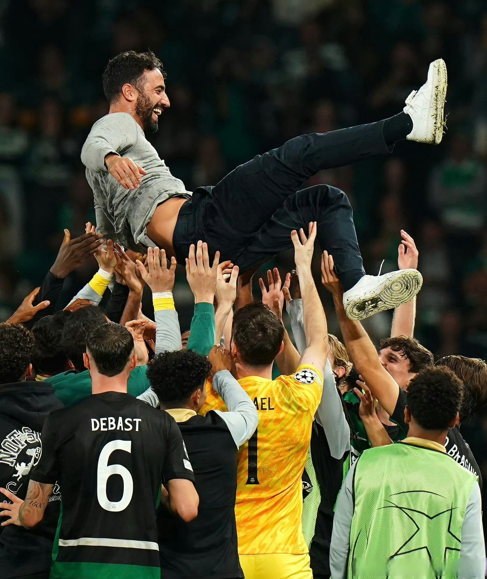 开云平台-曼联队战胜对手，球员备战欧冠联赛