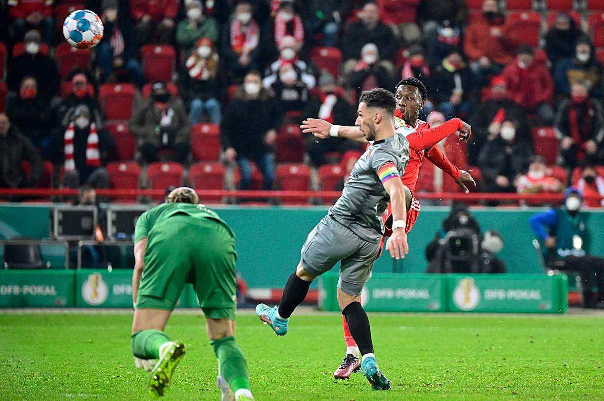 奥格斯堡球员斗志昂扬，成功保持不败的简单介绍