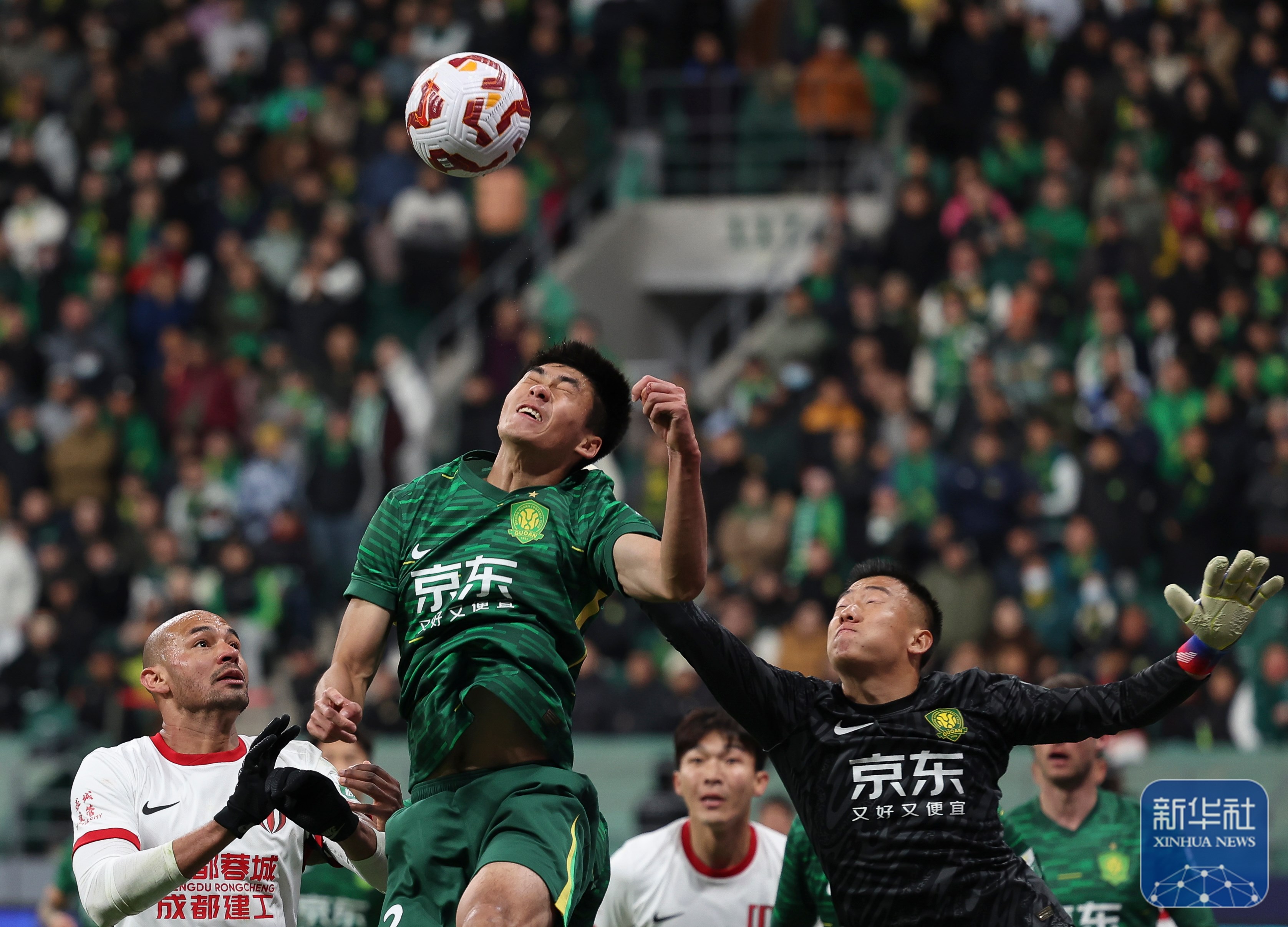 包含国安主场击败鲁能，紧追中超榜首位置的词条