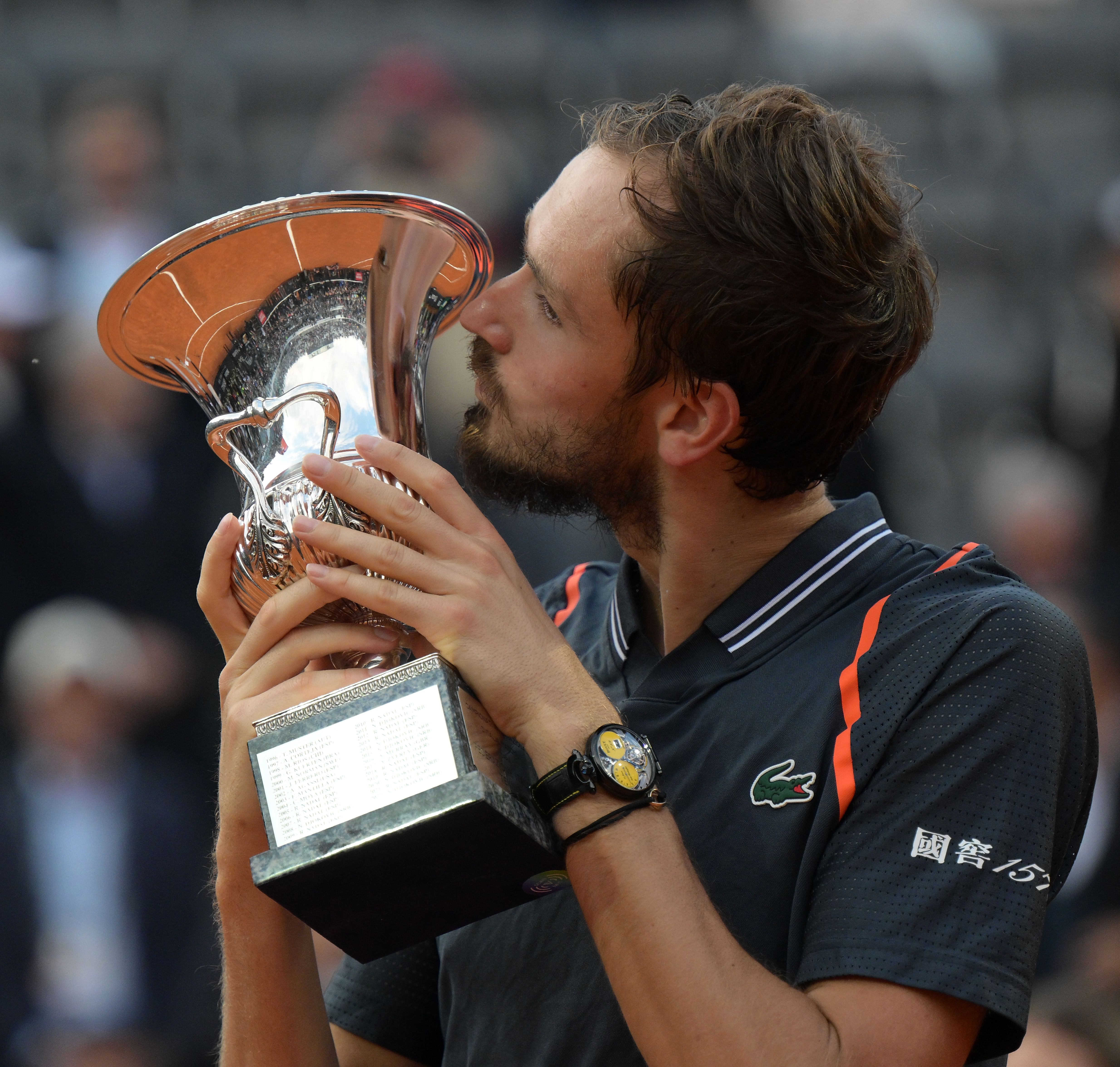 包含法网力克美网，梅德韦杰夫带队取胜的词条