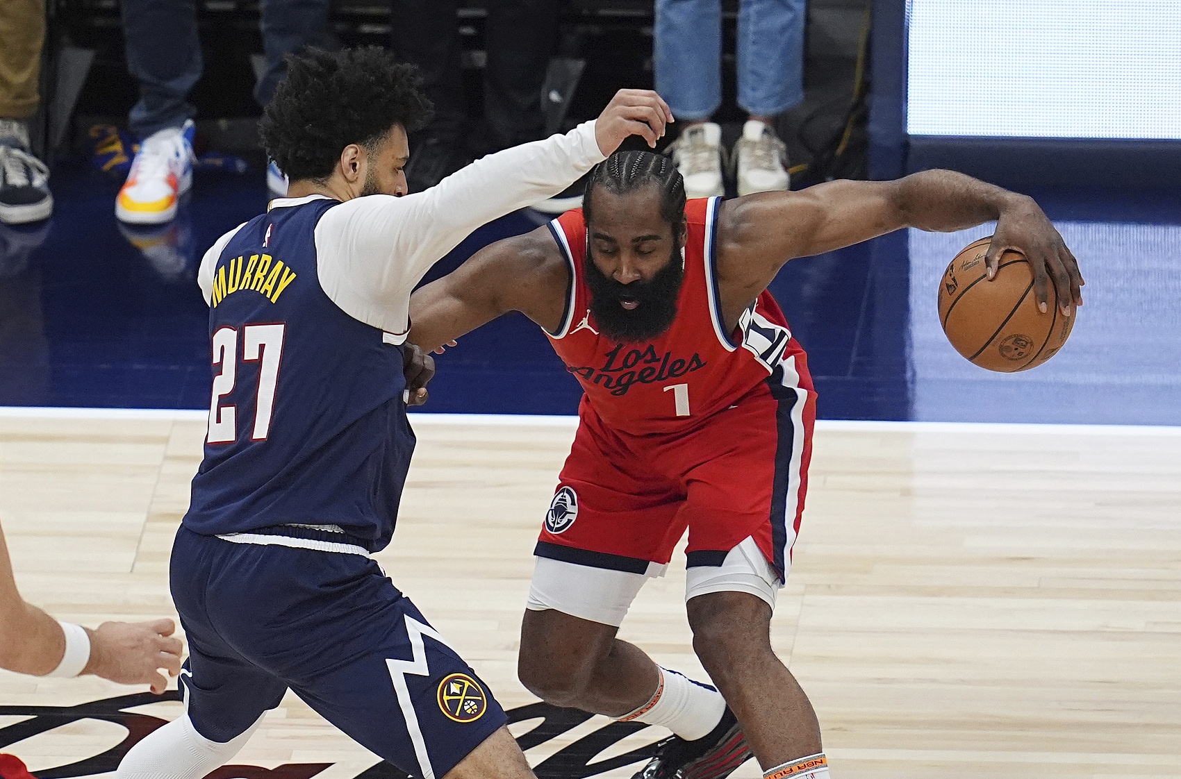 关于火箭完胜雄鹿，约基奇关键制胜的信息