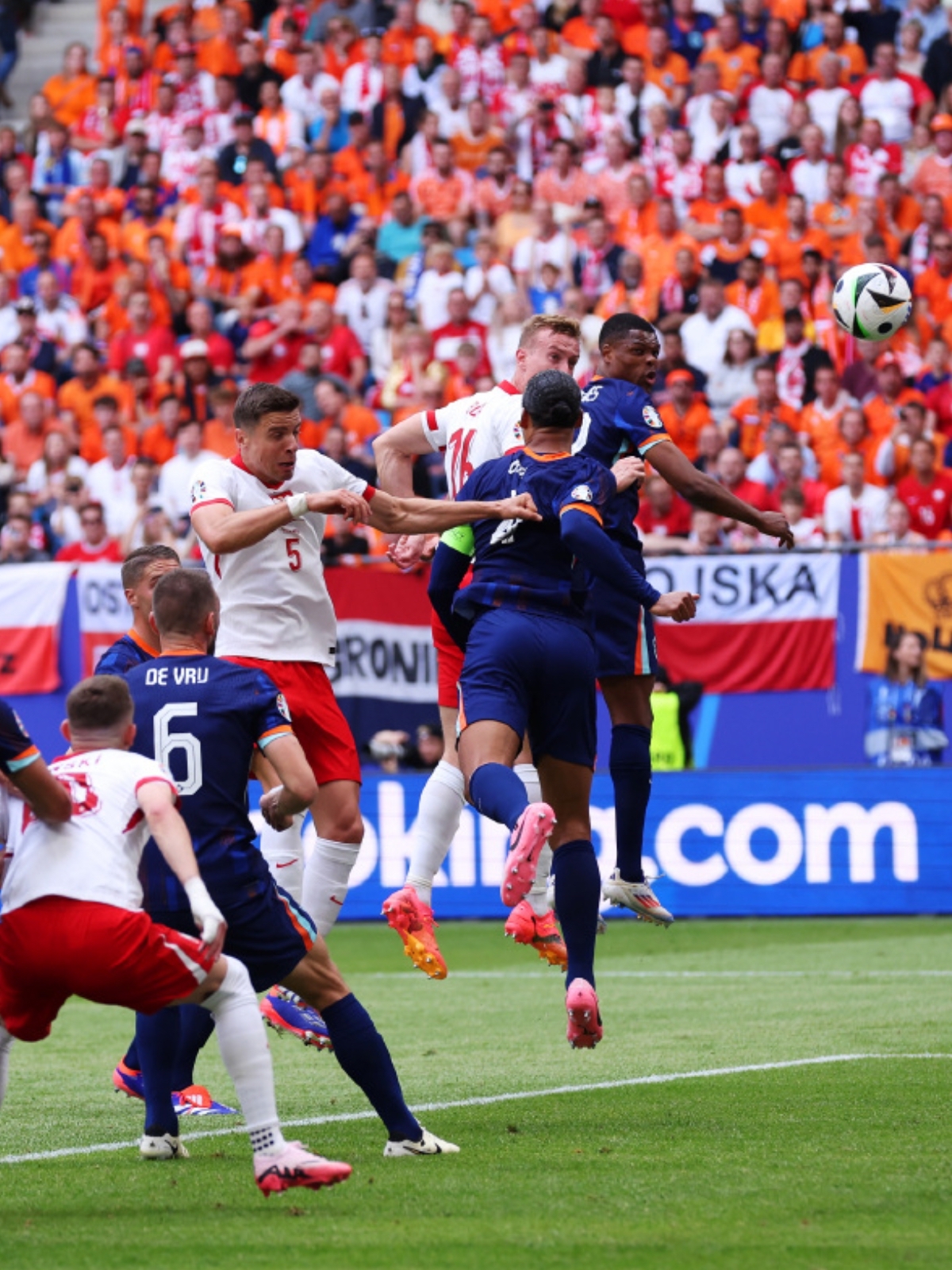 包含荷兰男足通过训练备战欧锦赛，提高了实力的词条