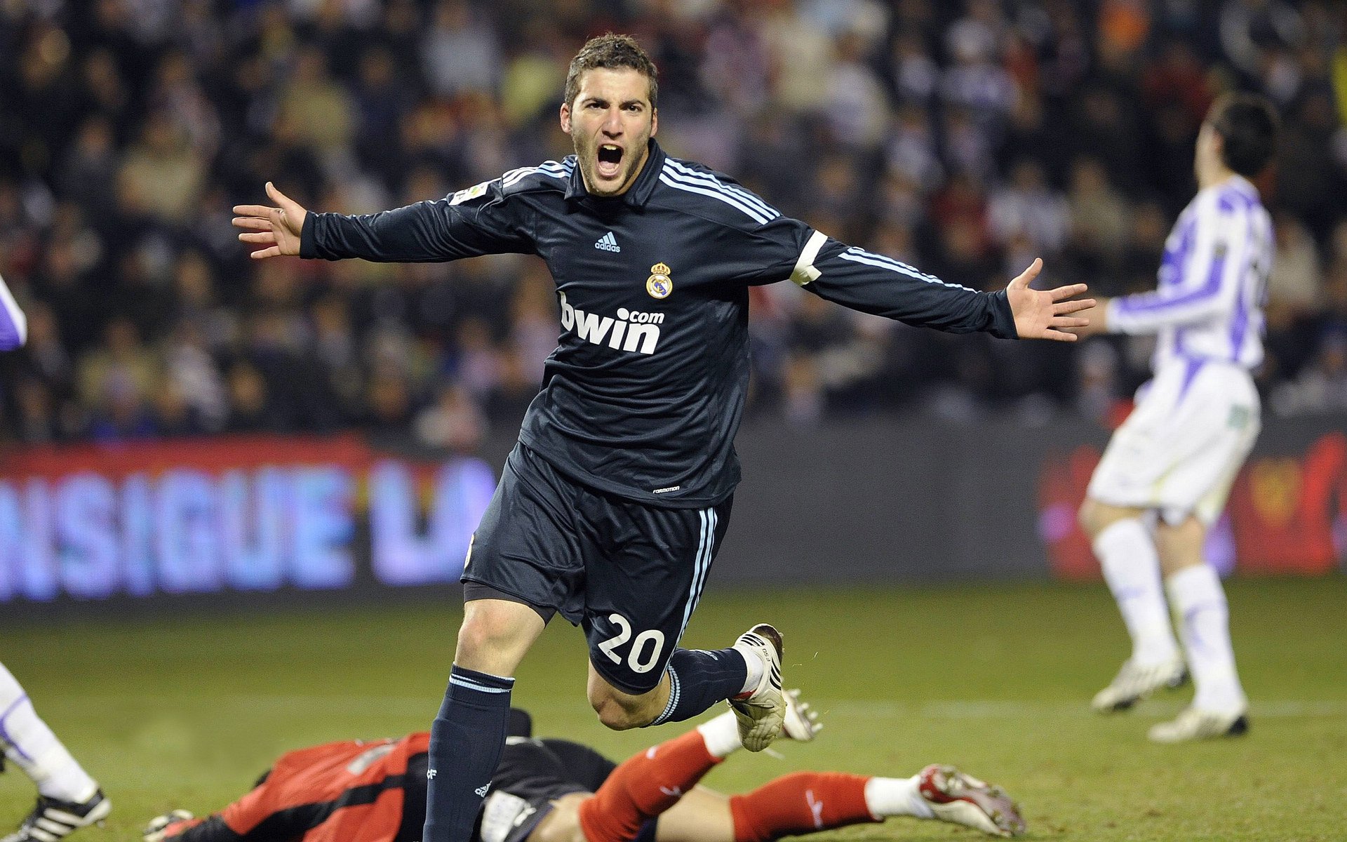 2026世界杯之夜，当篮球大场面先生利拉德踏上绿茵场